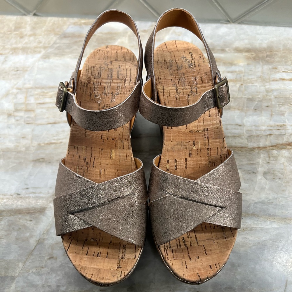 Kork Ease gold wedge. Women’s size 8 medium. EXCELLENT condition.